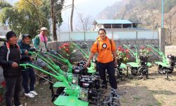 कृषकलाई यान्त्रिक हलो प्रदान