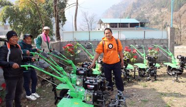 कृषकलाई यान्त्रिक हलो प्रदान