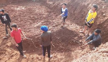 माछा पाल्न पोखरी निर्माणमा युवा