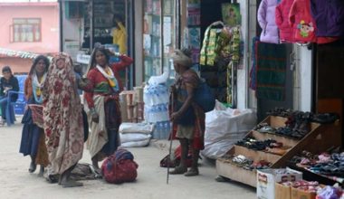 सामान किन्न कानेखुशी गर्दै राउटे महिला