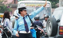 ट्राफिक प्रहरीलाई स्थलमै स्वास्थ्य सामग्री वितरण