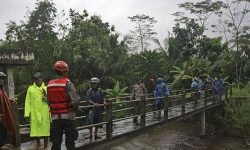 बाढीले बगाउँदा इन्डोनेसियामा ६ विद्यार्थीको मृत्यु