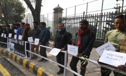 सेनाको जंगीअड्डा अगाडि प्रदर्शनमा उत्रिए मजदुर