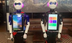 विमानस्थलमा रोबोटबाट सेवा