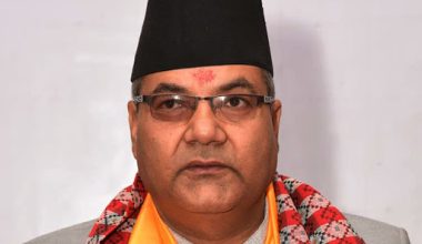 मन्त्री बाँस्कोटासँग ओलीले स्पष्टीकरण लिँदै