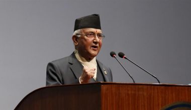 प्रधानमन्त्री ओली फलोअपका लागि शिक्षण अस्पतालमा जाँदै