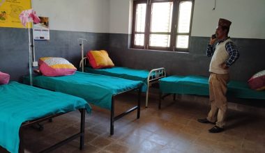 क्वारेनटाइन कक्ष अवलोकन गर्दै वडाध्यक्ष