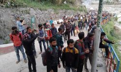 सीमामा रोकिएका नेपाली ट्युबबाट धमाधम नेपालतर्फ