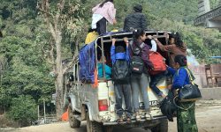 जीपमा जोखिमपूर्ण यात्रा गर्दै सर्वसाधारण