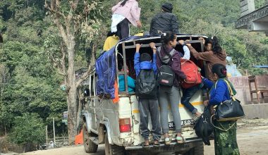 जीपमा जोखिमपूर्ण यात्रा गर्दै सर्वसाधारण