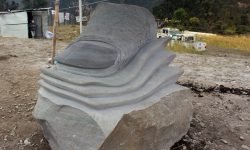 मूर्तिकार बेतीनो फ्रान्सेनीले ढुङ्गाबाट निर्माण गरेको औँठा छाप आकारको मूर्ति