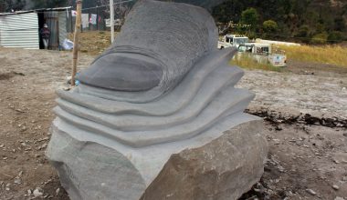 मूर्तिकार बेतीनो फ्रान्सेनीले ढुङ्गाबाट निर्माण गरेको औँठा छाप आकारको मूर्ति