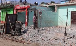 सडक विस्तारका लागि आफैँ घर भत्काउँदै स्थानीयवासी