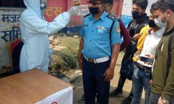 हेल्थ डेस्कमा ज्वरो जाँच गर्दै ट्राफिट प्रहरी