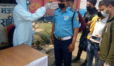 हेल्थ डेस्कमा ज्वरो जाँच गर्दै ट्राफिट प्रहरी