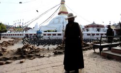 बौद्ध परिसरमा घुम्दै बौद्ध धर्मावलम्बी वृद्धा