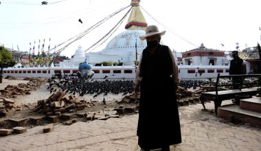 बौद्ध परिसरमा घुम्दै बौद्ध धर्मावलम्बी वृद्धा