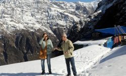 हिउँमा मनोरञ्जन लिँदै पर्यटक