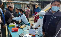 सर्वसाधारणको स्वास्थ्य परीक्षण गर्दै स्वास्थ्यकर्मी