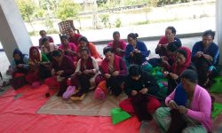 स्वीटर बुन्ने तालिममा सहभागी