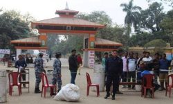 जमुनाह नाकामा नेपाल भित्रिनेको स्वास्थ्य परीक्षण गरिदैँ