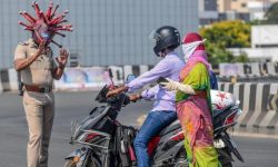 भारतमा भीडभाड रोक्न प्रहरीलाई ‘कोरोना हेल्मेट’