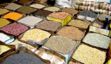 लकडाउन : दिनभरि मजदुरी गरेर बेलुका छाक टार्ने मजदुर परिवारलाई खाद्यन्न वितरण