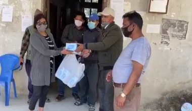 कोरोना : टोखावासिलाई विष्णु सरस्वति फाउण्डेसनले ग¥यो मास्क सहयोग