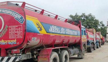एकैदिन भारतबाट पेट्रोलियम र खाद्यान्न बोकेका ८५ ट्याङ्कर र ट्रक भित्रिए