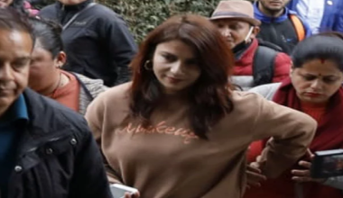 प्रधानमन्त्री ओलीकी मिर्गौलादाता सङ्ग्रौला यसरी विदाई भइन् अस्पतालबाट !