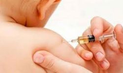 दादुरा–रुवेलाको खोप लगाइँदै