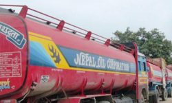 भारतबाट भित्रिए खाद्य र ग्यास बोकेका गाडी