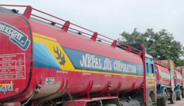 भारतबाट भित्रिए खाद्य र ग्यास बोकेका गाडी