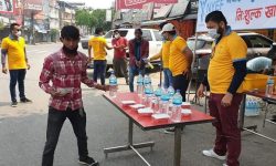 पैदलयात्रीलाई खाजा खुवाउँदै गाडी चढाउँदै गाउँपालिका