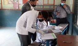 रर्यापिड टेष्टको रिपोर्ट हेर्दै स्वास्थ्यकर्मी