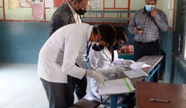 रर्यापिड टेष्टको रिपोर्ट हेर्दै स्वास्थ्यकर्मी