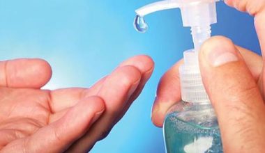 सरकारलाई निःशुल्क उपलब्ध गराइएको सेनिटाइजर बिक्री गरेको अभियोगमा औषधि पसल बन्द