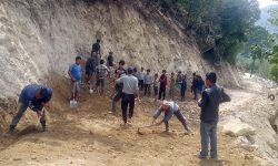 गाउँको सडक निर्माणमा सहभागी युवा