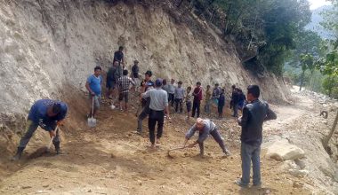 गाउँको सडक निर्माणमा सहभागी युवा
