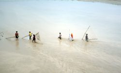 कान्द्रा नदीमा माछा मार्दै महिला