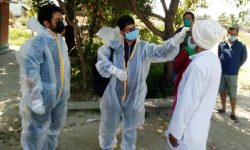 घरमै  पुगेर स्वास्थ्य परीक्षण गर्दै स्वास्थ्यकर्मी