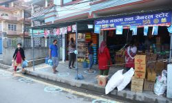 सामाजिक दूरी कायम गरी उपभोग्य वस्तु खरिद