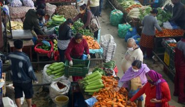 तीनकुनेस्थित तरकारी बजारमा बिहीबार तरकारी किन्दै उपभोक्ता