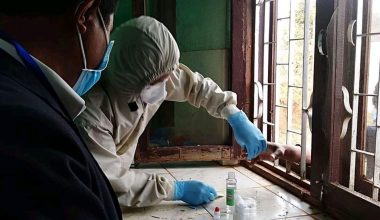 आरडिटी किटबाट कोरोना भाइरस परीक्षण गर्दै स्वास्थ्यकर्मी