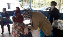 म्याग्दीको सदरमुकामस्थित बेनी अस्पतालमा बच्चालाई खोप लगाउँदै स्वास्थ्यकर्मी