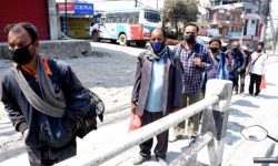 लकडाउन बढेपछि हिँडेरै घर जाने मजदूर बढे