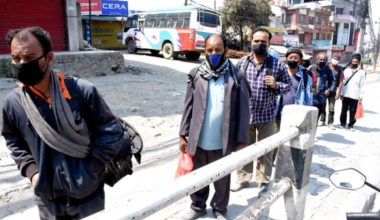 लकडाउन बढेपछि हिँडेरै घर जाने मजदूर बढे