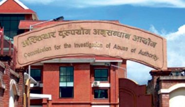 रुपन्देही खानेपानी कार्यालयका प्रमुख ८ लाख घुस सहित अख्तियारको नियन्त्रणमा