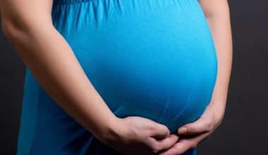 कोरोना संक्रमण हुनसक्ने भन्दै घरधनीले गर्भवतीलाई जबरजस्ती डेराबाट निकाले