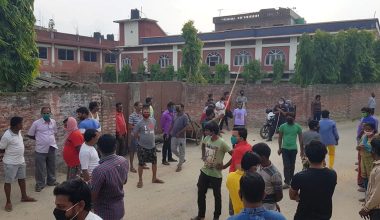 क्वारेन्टिन बनाउने विषयमा विवाद हुँदा प्रहरी र स्थानीयबीच झडप